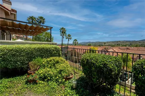Exterior - 650 Ivywood Ln #E, Simi Valley, CA 93065 photo 2 of 5
