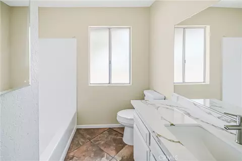 Bath - 11694 Pepper St, Hesperia, CA 92345 photo 2 of 4