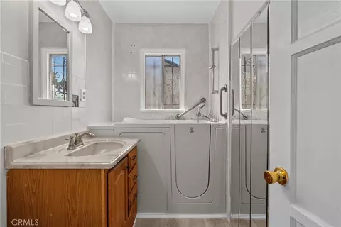 Bath - 14609 S Cahita Ave, Compton, CA 90220 photo 1 of 2