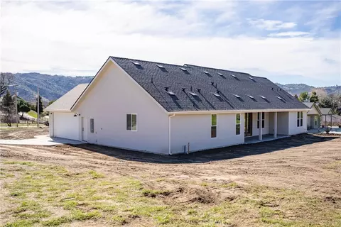 Exterior - 24401 Oaktree Ct, Tehachapi, CA 93561 photo 8 of 14