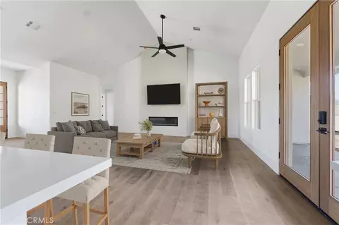 Living - 24401 Oaktree Ct, Tehachapi, CA 93561 photo 2 of 3