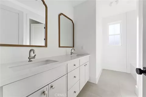 Bath - 24401 Oaktree Ct, Tehachapi, CA 93561 photo 2 of 3