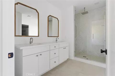 Bath - 24401 Oaktree Ct, Tehachapi, CA 93561 photo 1 of 3