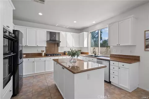 Kitchen - 29052 Madrid Pl, Castaic, CA 91384 photo 2 of 8