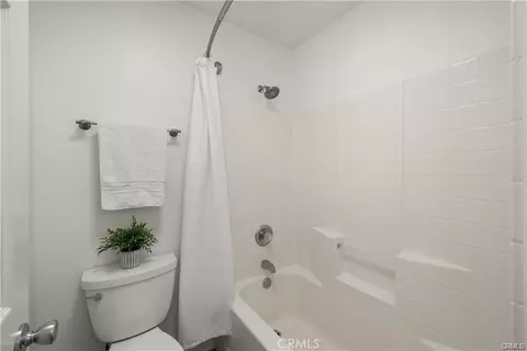 Bath - 29052 Madrid Pl, Castaic, CA 91384 photo 3 of 10