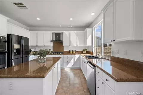 Kitchen - 29052 Madrid Pl, Castaic, CA 91384 photo 5 of 8