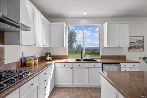 Kitchen - 29052 Madrid Pl, Castaic, CA 91384 photo 3 of 8