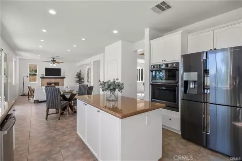 Kitchen - 29052 Madrid Pl, Castaic, CA 91384 photo 4 of 8