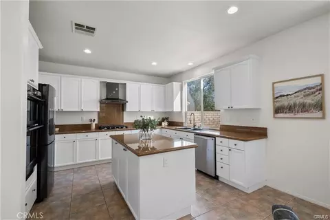 Kitchen - 29052 Madrid Pl, Castaic, CA 91384 photo 6 of 8