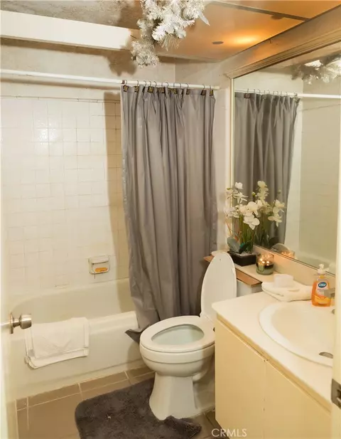 Bath - 1451 Offshore St, Oxnard, CA 93035 photo 1 of 2