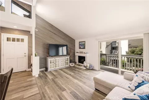 Living - 3142 Sunset Ln, Oxnard, CA 93035 photo 2 of 2