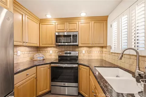 Kitchen - 3142 Sunset Ln, Oxnard, CA 93035 photo 2 of 4