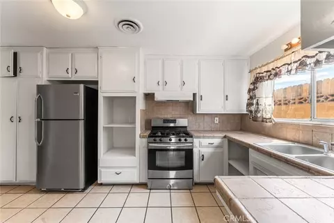 Kitchen - 38447 2nd St E, Palmdale, CA 93550 photo 3 of 5