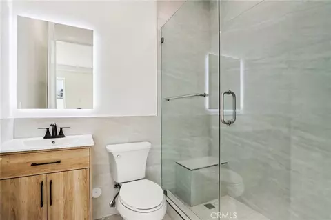 Bath - 14931 Vose St, Van Nuys, CA 91405 photo 2 of 7