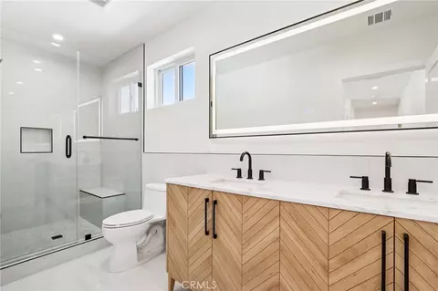 Bath - 14931 Vose St, Van Nuys, CA 91405 photo 3 of 7
