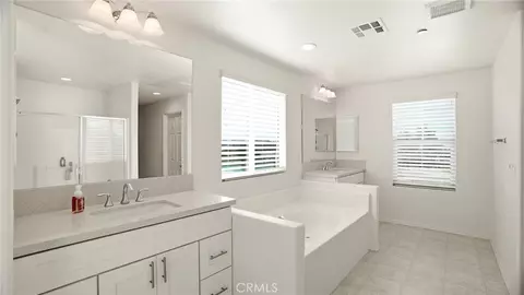 Bath - 4727 W Vahan Ct, Lancaster, CA 93536 photo 3 of 5