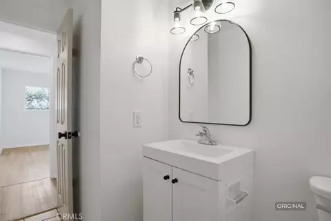 Bath - 221 Vegas Dr, Oxnard, CA 93030 photo 2 of 6