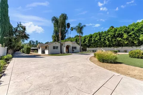 22720 Oxnard St, Woodland Hills, CA 91367
