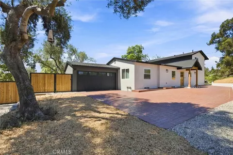Exterior - 8075 Fruitvale Ave, Moorpark, CA 93021 photo 2 of 20