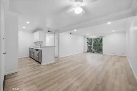 18620 Hatteras St #206, Tarzana, CA 91356