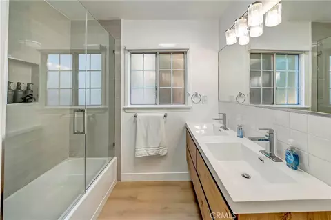 Bath - 128 Lukens Pl, Glendale, CA 91206 photo 2 of 2
