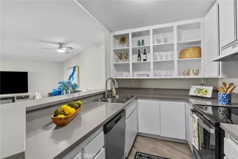 Kitchen - 2901 Peninsula Rd #137, Oxnard, CA 93035 photo 2 of 3
