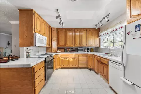Kitchen - 1152 E Avenue J1, Lancaster, CA 93535 photo 2 of 3