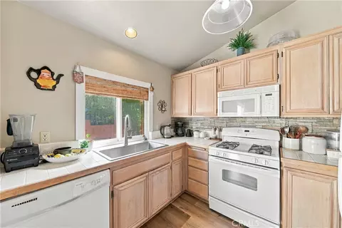 Kitchen - 22617 Copper Hl, Saugus, CA 91350 photo 2 of 2