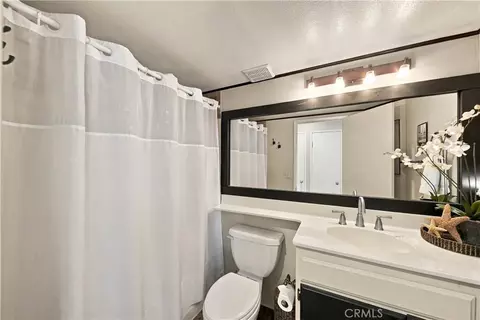 Bath - 22617 Copper Hl, Saugus, CA 91350 photo 2 of 2