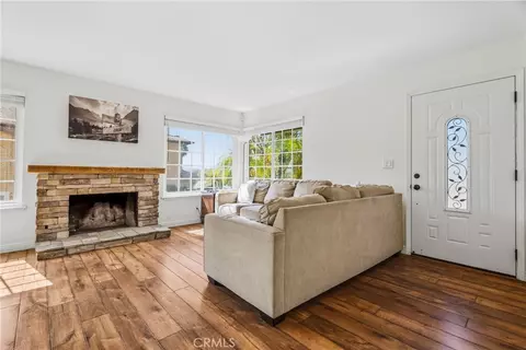Living - 27394 Onlee, Saugus, CA 91350 photo 3 of 3
