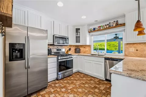 Kitchen - 27394 Onlee, Saugus, CA 91350 photo 1 of 3