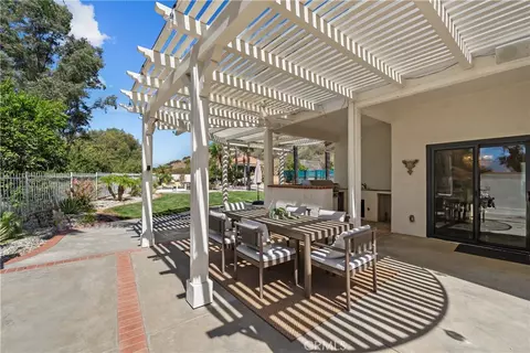 Exterior - 22239 Rolling Ridge Dr, Saugus, CA 91350 photo 9 of 18