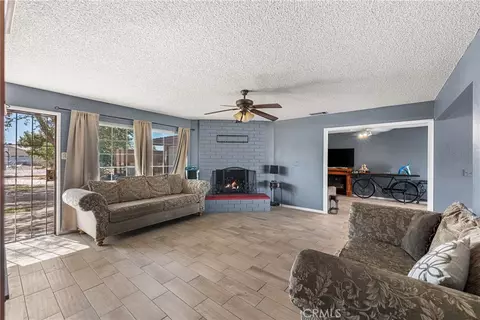 Living - 12579 Kewanna, Apple Valley, CA 92308 photo 2 of 4