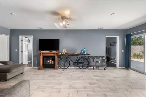 Living - 12579 Kewanna, Apple Valley, CA 92308 photo 3 of 4