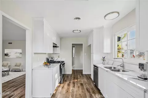 Entry Way - 44947 Lorimer Ave, Lancaster, CA 93534 photo 1 of 2