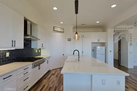 Kitchen - 12620 Mar Vis, Apple Valley, CA 92308 photo 4 of 5