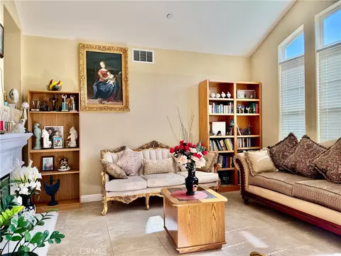 Living - 5721 Velvet Oak Ct, Simi Valley, CA 93063 photo 2 of 4