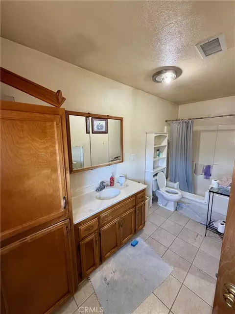 Bath - 931 E List, Exeter, CA 93221 photo 3 of 5
