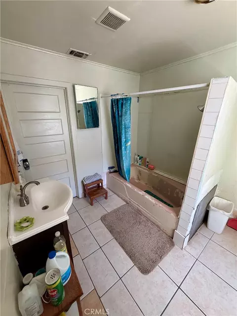 Bath - 931 E List, Exeter, CA 93221 photo 4 of 5