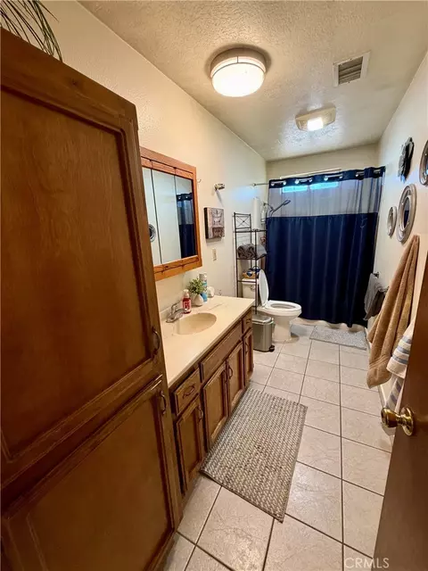 Bath - 931 E List, Exeter, CA 93221 photo 1 of 5