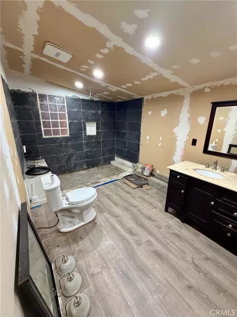 Bath - 931 E List, Exeter, CA 93221 photo 5 of 5
