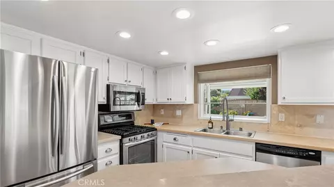 Kitchen - 29161 Rangewood Rd, Castaic, CA 91384 photo 5 of 9