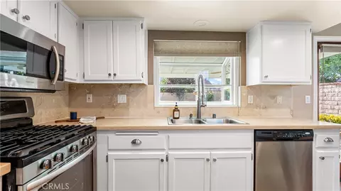 Kitchen - 29161 Rangewood Rd, Castaic, CA 91384 photo 7 of 9