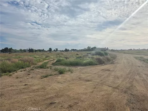 28 E Avenue R8, Palmdale, CA 93550 photo 2