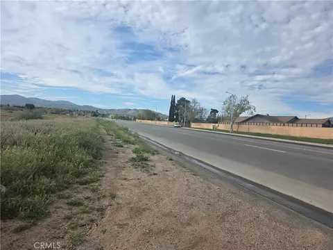 28 E Avenue R8, Palmdale, CA 93550 photo 3