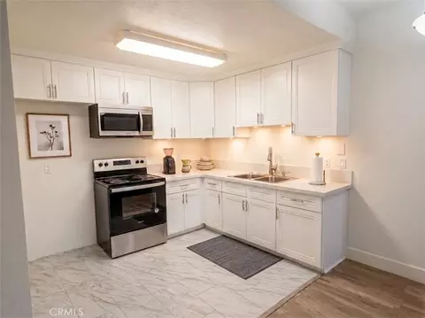 6815 Remmet #109, Canoga Park, CA 91303