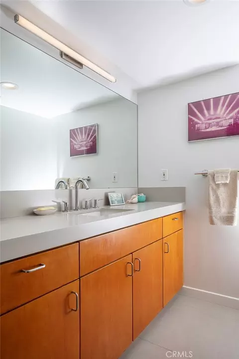 Bath - 406 Brooks Ave, Venice, CA 90291 photo 3 of 5