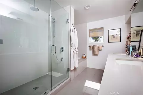 Bath - 406 Brooks Ave, Venice, CA 90291 photo 1 of 5