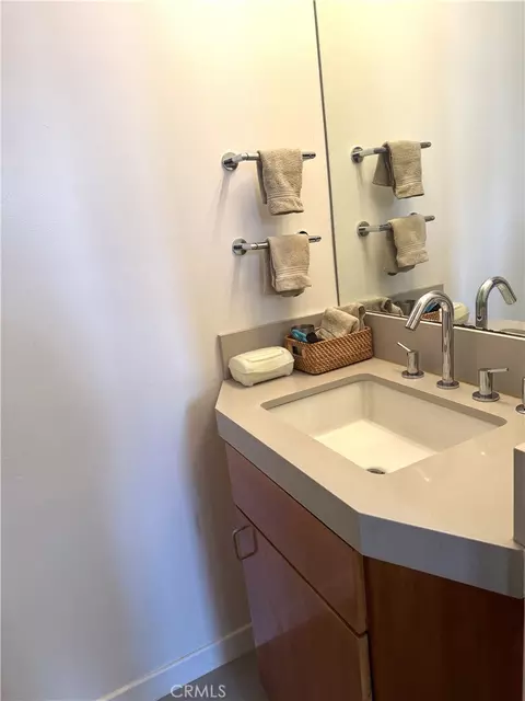 Bath - 406 Brooks Ave, Venice, CA 90291 photo 5 of 5