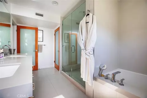 Bath - 406 Brooks Ave, Venice, CA 90291 photo 2 of 5